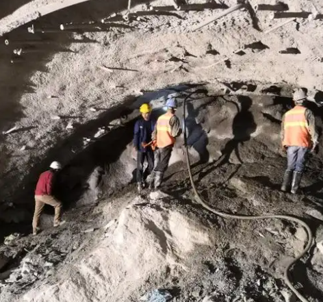 右江拱顶带模注浆料的施工流程及注意事项